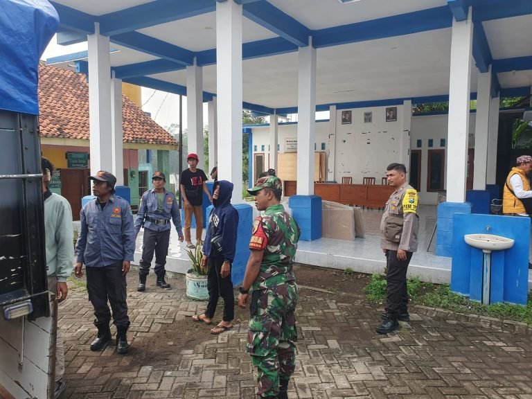Babinsa dan Bhabinkamtibmas Mlawang Kawal Ketat Pengembalian Kotak Suara, PPS ke PPK