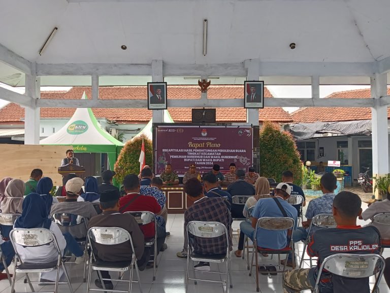 Bati Komsos Wakili Danramil Hadiri Rapat Pleno Rekapitulasi Hasil Pemilukada 2024 di Kecamatan Randuagung