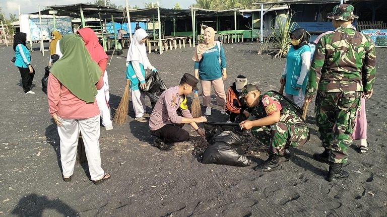 Sinergi Tiga Pilar Desa Selok Awar-Awar: Kerja Bakti Bersihkan Pesisir Pantai Watu Pecak