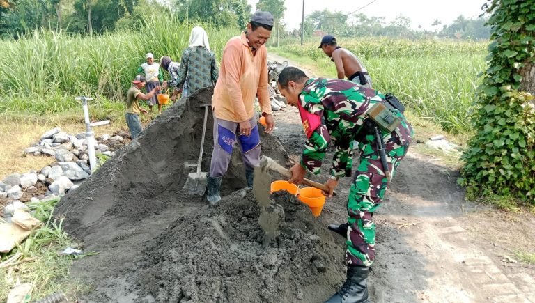 AntisipasiMusim Hujan, Babinsa dan Warga Kompak Bangun Talut di Dusun Kebonan