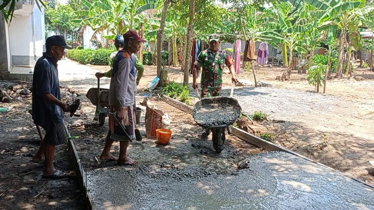 Sinergi TNI dan Masyarakat: Babinsa Sukosari Kawal Pembangunan Jalan Dusun Sukosari Barat
