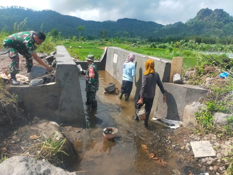 Koptu ArifWibowo dan Warga Gotong Royong Bangun Saluran Irigasi di Sumberurip