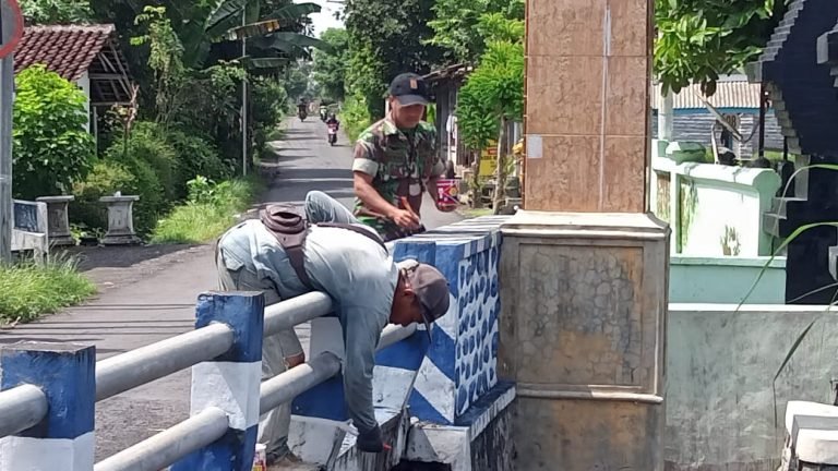 Pengecatan Tembok Jembatan di Dusun Magersari: Wujud Gotong Royong TNI dan Warga