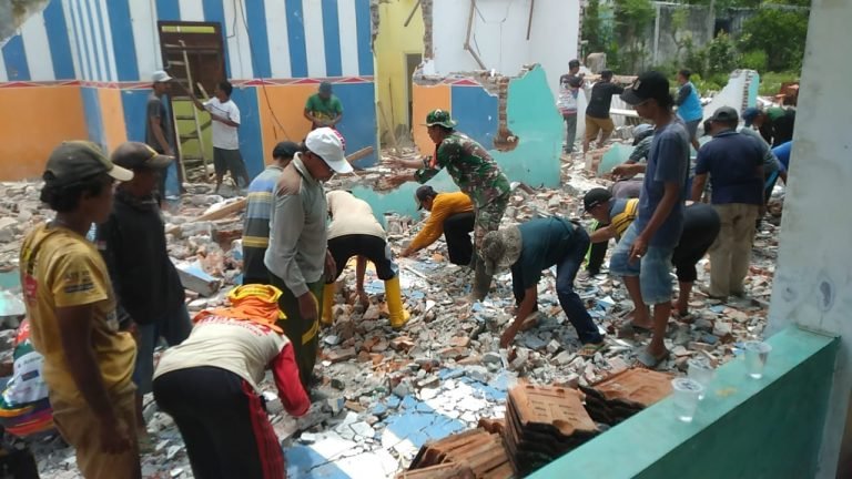 Babinsa Karanganom Ikut Kerja Bakti Pembongkaran Kantor Desa Demi Percepatan Renovasi