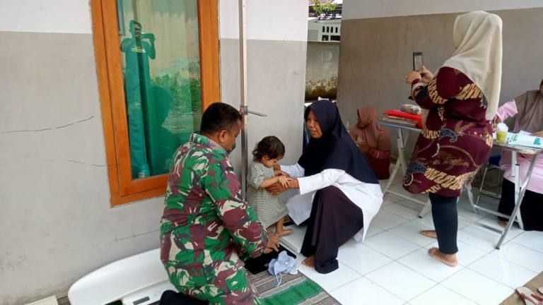 Tingkatkan kualitas Kesehatan Warga, Babinsa Petahunan Mendampingi Kegiatan Posyandu Anggrek