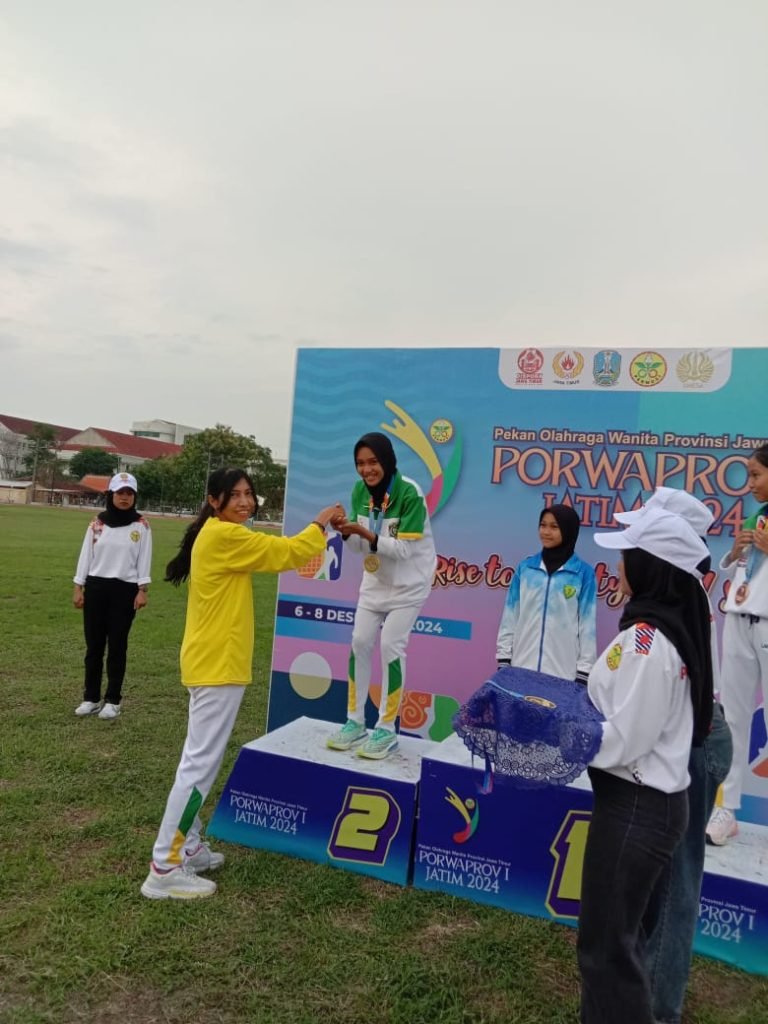 Siswi MTsN 1 Lumajang, Fauziyyah Putri Cahya Wijaya, Raih Dua Prestasi Gemilang di Porwaprov Jatim 2024