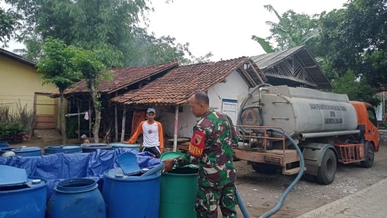BabinsaJenggrong Dampingi Penyuplaian Air Bersih ke Warga Dusun Gemuling