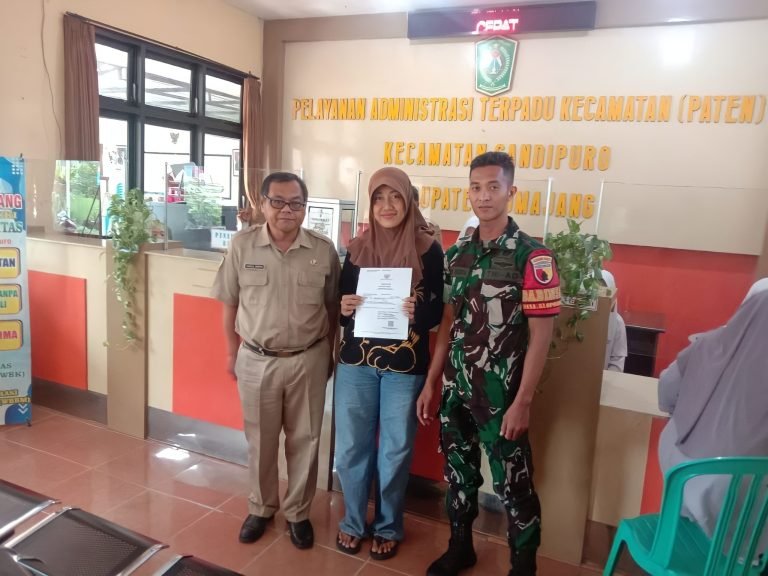 Momentum HariJuang TNI AD dan HUT Kodam V Brawijaya, Babinsa Kloposawit LaksankanPendampingan Pembuatan Akta Kelahiran Gratis