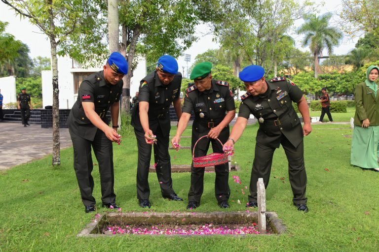Seluruh Jajaran TNI-AD di Lumajang Gelar Upacara Ziarah Rombongan untuk Memperingati Hari Juang TNI AD 2024.