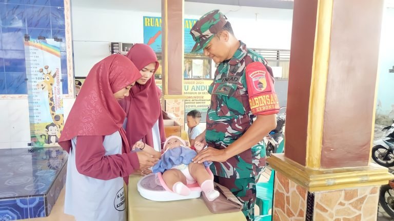 Tingkatkan Sinergi, Babinsa Kebonsari Dampingi Monitoring Pelayanan Posyandu untuk Kesehatan Balita