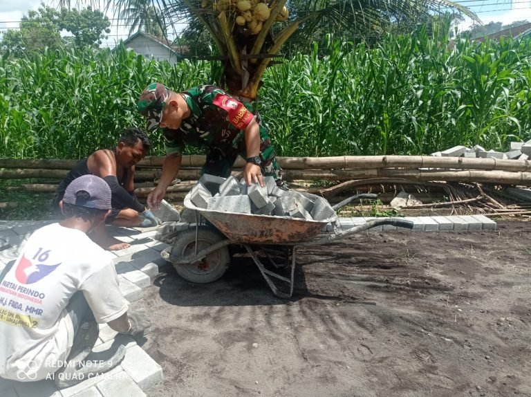 Tingkatkan Akses Desa, Babinsa Kaliboto Lor Bersama Warga Kawal Pembangunan Jalan Rabat Beton di Dusun Krajan