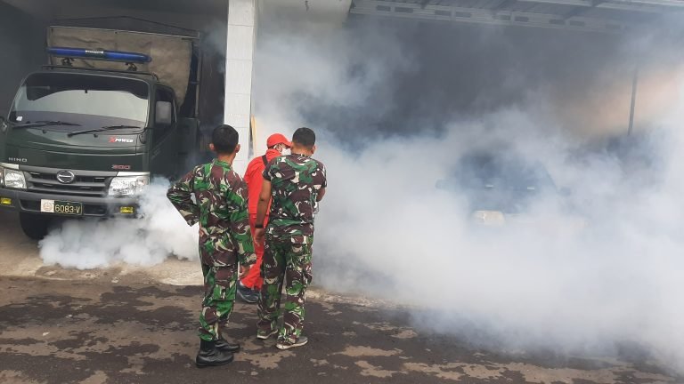 Kerjasama Kodim 0821 dan Dinas Kesehatan, Pengendalian Penduduk, dan Keluarga Berencana (DKP2KB) Kabupaten Lumajang Gelar Kegiatan Fogging