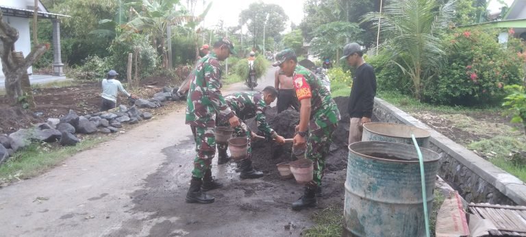 Upaya BabinsaKunir Lor Bersama Warga Gotong Royong Bangun Drainase Untuk Infrasrukrur LebihBaik