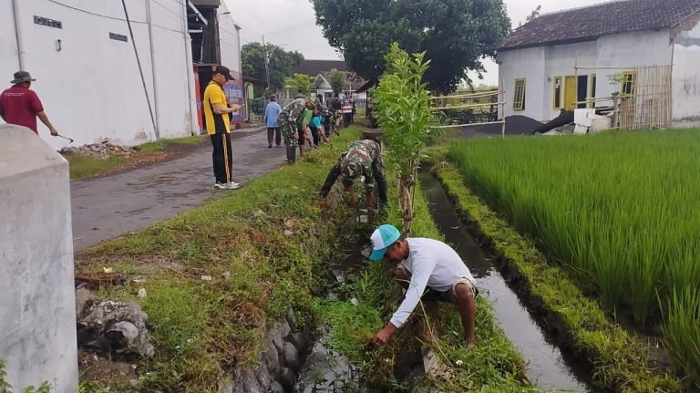 Kerja Bakti Pembersihan Jalan di Dusun Panebasan Wujud Gotong Royong Warga