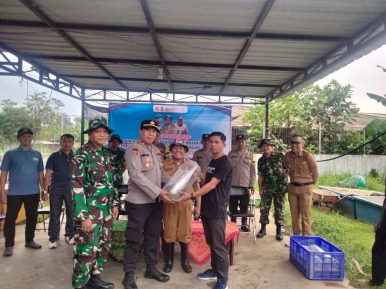 TNI Bersinergi Dampingi Sebar Benih Ikan untuk Ketahanan Pangan di Sektor Perikanan di Wilayah
