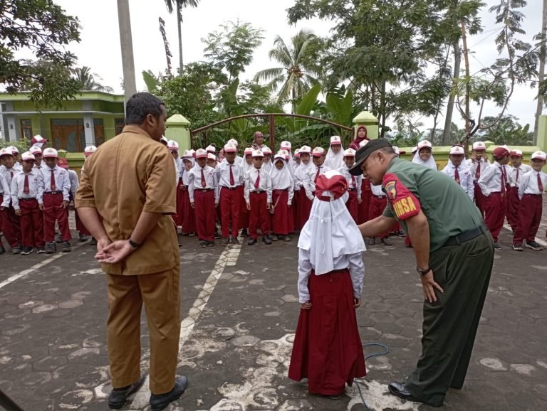 Tanamkan Cinta Tanah Air, Babinsa Jatisari Berikan Wawasan Kebangsaan kepada Siswa SDN 02 Jatisari