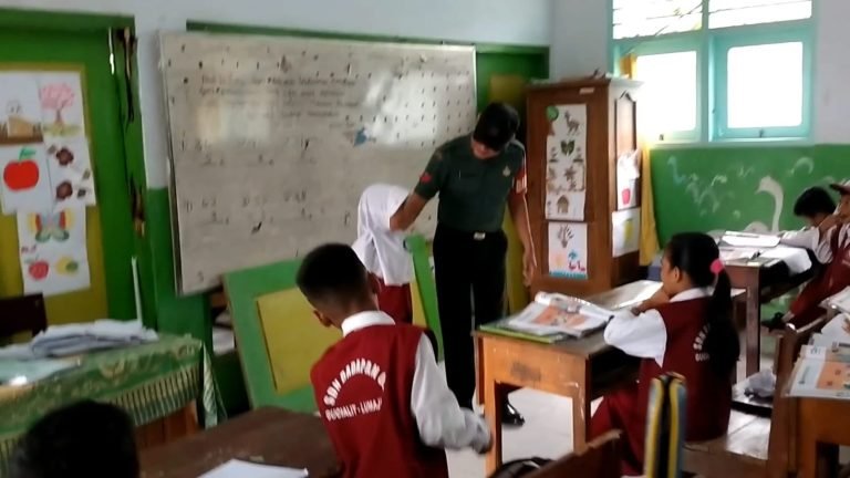 Babinsa Dadapan Berikan Wawasan Kebangsaan kepada Siswa SDN 01 Dadapan