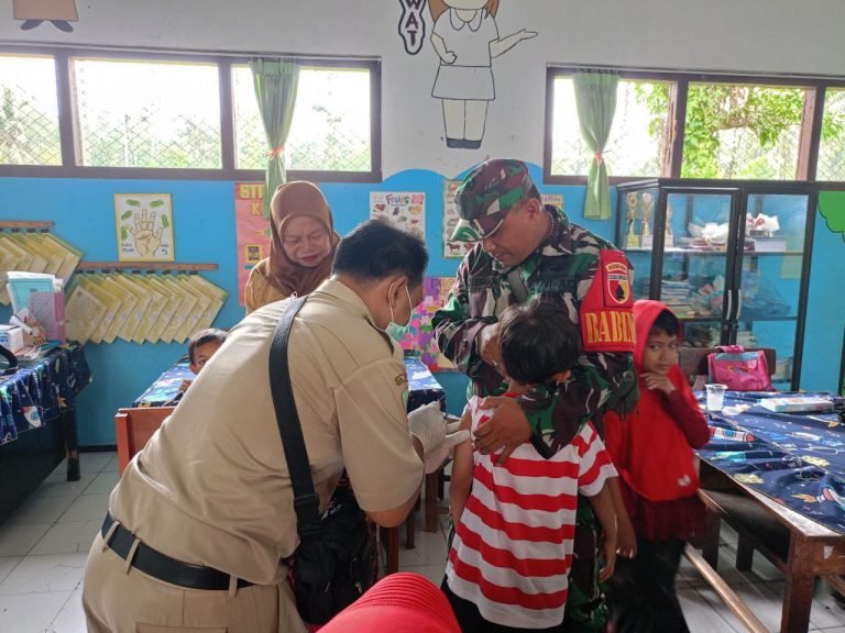 Kepedulian Babinsa Ranuyoso, Dampingi Kegiatan Pelayanan Imunisasi di SDN Ranuyoso 03