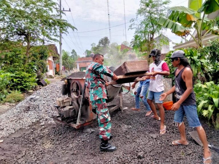 Pererat Kebersamaan, Babinsa Sumberwuluh Ikut Kerja Bakti Pembangunan Jalan