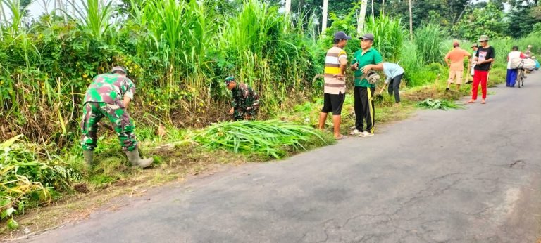 Inspirasi Gotong Royong: Babinsa dan Warga Kunir Lor Bersihkan Jalan Dusun Ketangi