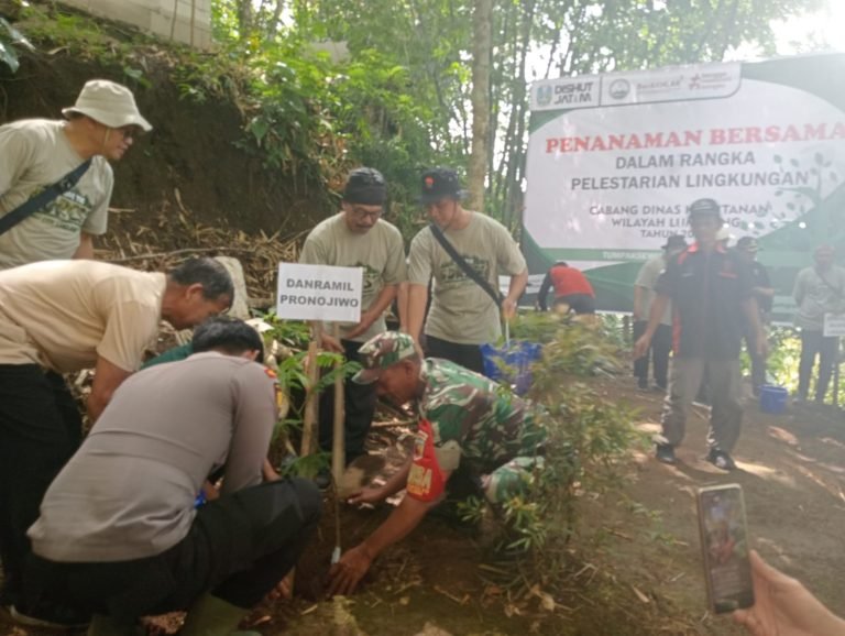 Penanaman Bersama untuk Pelestarian Lingkungan dan Penyerahan Alat Ekonomi Produktif di Wisata Tumpak Sewu