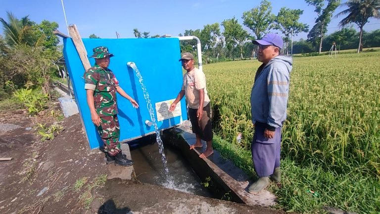 Optimalisasi Irigasi: Babinsa Klampokarum Pendampingan Pengecekan Sumur Bor Panel Surya