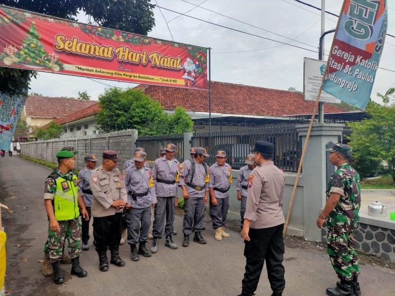 PereratSinergi, TNI-Polri Rowokangkung Berikan Rasa Aman dan Nyaman pada Ibadah NatalGereja di Kedungrejo