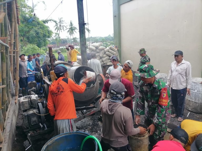 DenganSemangat Gotong Royong, Babinsa Karanganom dan Masyarakat Wujudkan PendidikanLebih Baik