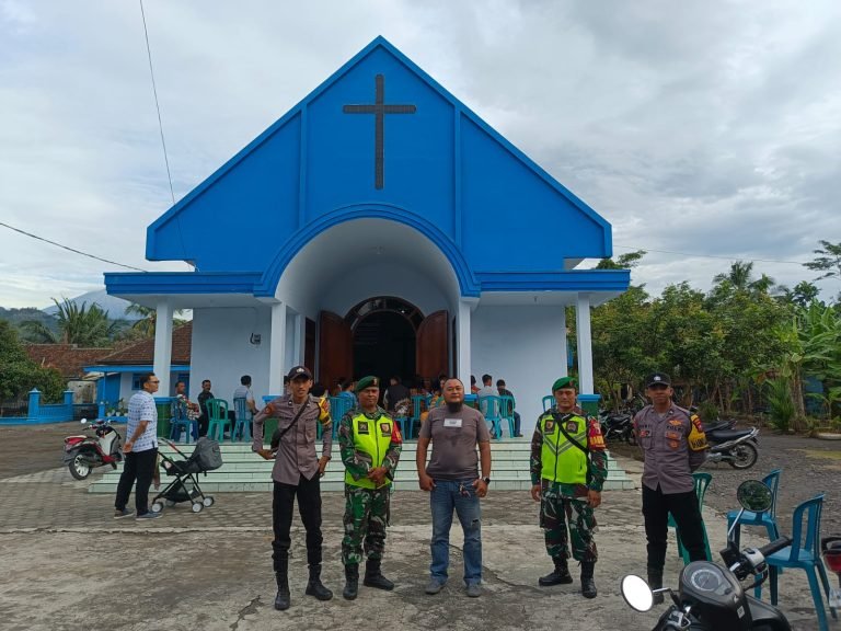 Perkuat Keamanan Babinsa dan Polsek Tempursari Gelar Pengamanan Gereja untuk Ibadah Natal Kondusif