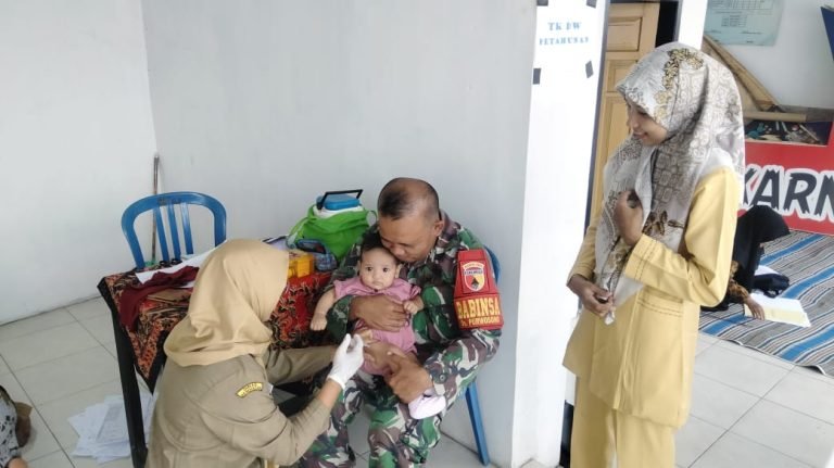 Upaya Babinsa dan Bidan Desa Purwosono, Dukung Kesehatan Warga Melalui Posyandu