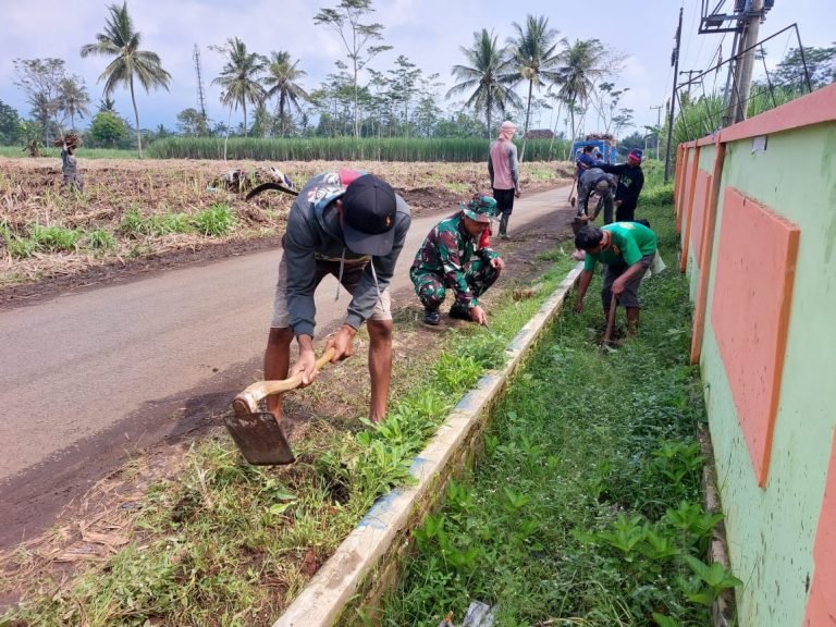 Jumat Bersih, Wujud Sinergi TNI dan Warga, Kerja Bakti Jalan Desa Kedawung Berjalan Sukses