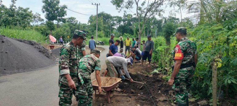 Karya Bakti TNI Bersama Warga, Pelebaran Jalan Desa Untuk Tingkatkan Akses Lebih Baik