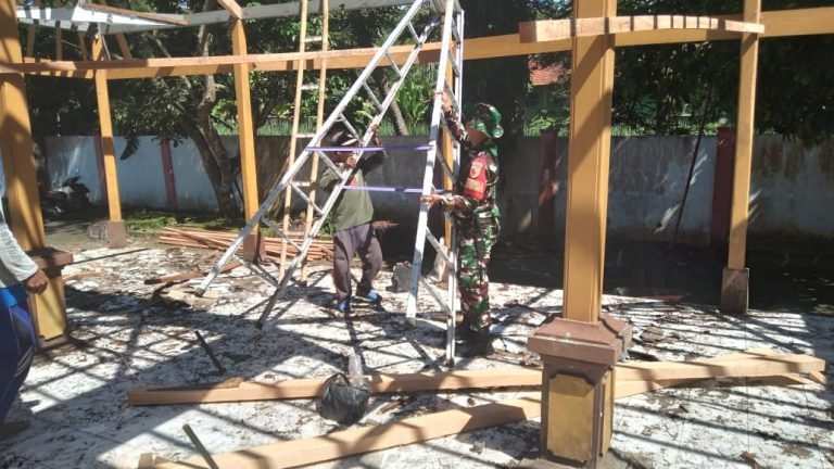 Gotong Royong Renovasi Pendopo Desa Tegalrandu: Wujud Sinergi Babinsa dan Warga