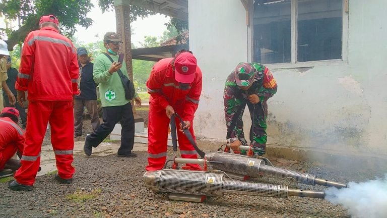 Langkah Proaktif: Babinsa Ranuyoso Dampingi Kegiatan Fogging di Dusun Krajan