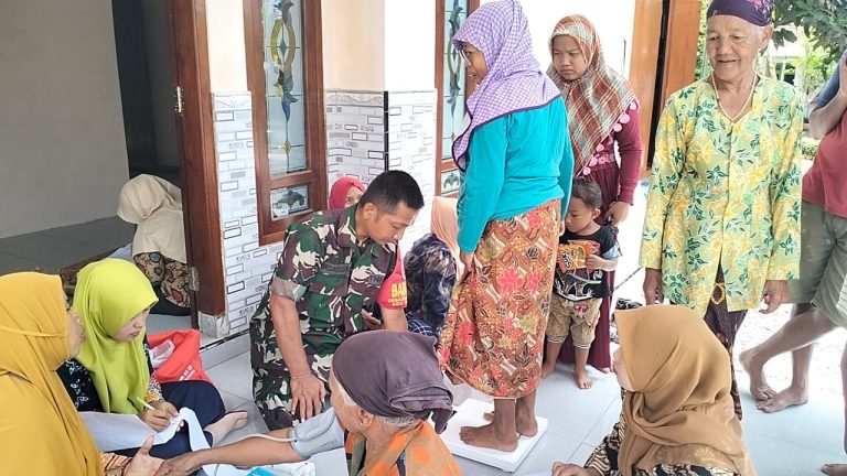 Kehadiran Babinsa Selok Anyar di Posyandu Anggrek: Wujud TNI Peduli Masyarakat Lansia