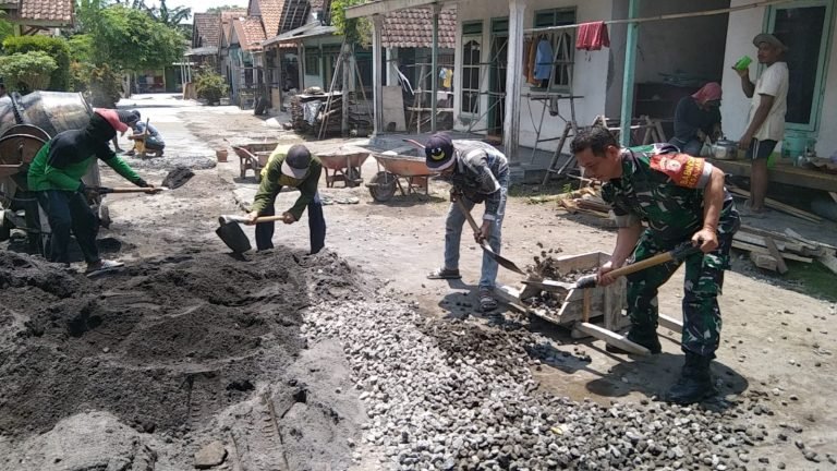 Pembangunan Jalan Dusun Kebonsari: Peran Aktif Babinsa dan Semangat Gotong Royong