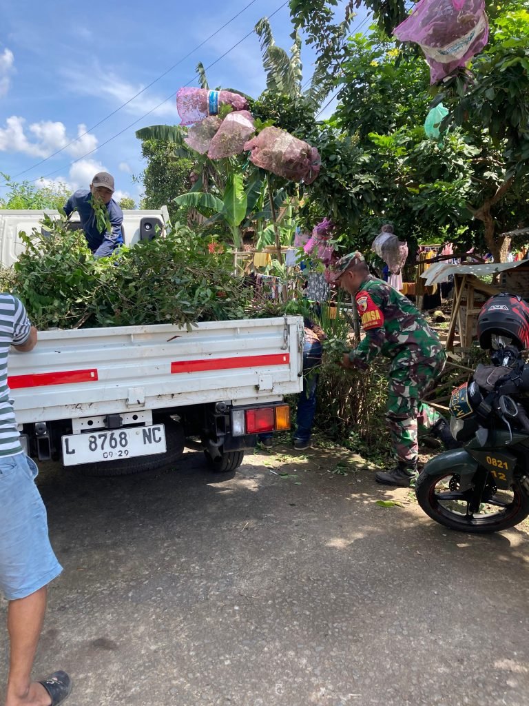 Kepedulian Babinsa Banyuputih Kidul dan Warga Dusun Jowoan untuk Lingkungan Sehat