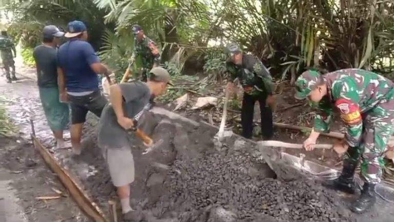Kepedulian Babinsa Kunir Lor: Bersama Warga, Bangun Akses Pemakaman yang Lebih Baik