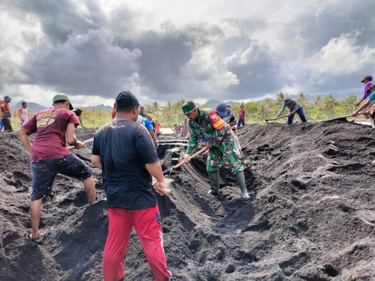 Kompak Bersama, Babinsa Bulurejo Gotong Royong Kerja Bakti Penyudetan Material Pasir