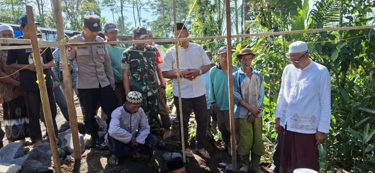 Semangat Gotong Royong Warnai Peletakan Batu Pertama Masjid Al Falah Dusun Ngampo
