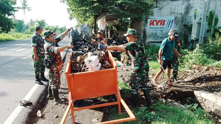 Peduli Lingkungan, Babinsa dan Warga Bersinergi Bersihkan Drainase di Kedungjajang