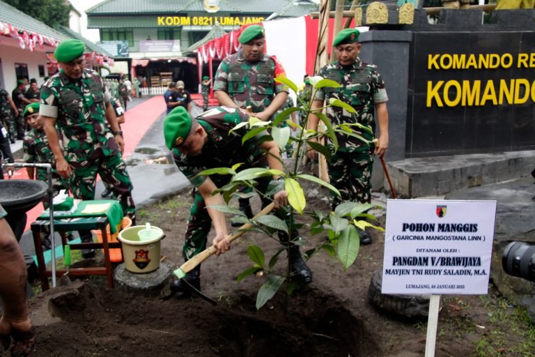 Pangdam V/Brawijaya Bersama Ketua Persit KCK Kunjungi Kodim 0821 Lumajang dan Tanam Pohon Buah