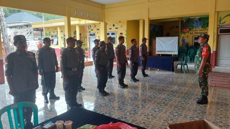 Perkuat Peran Anggota Satlinmas, Babinsa Jeruk Barikan Pelatihan Baris-Berbaris