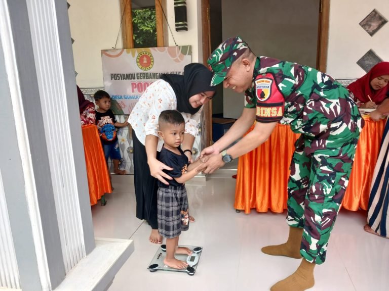 Pendampingan Posyandu: Peran Babinsa Sawaran Lor dalam Meningkatkan Kesehatan Anak