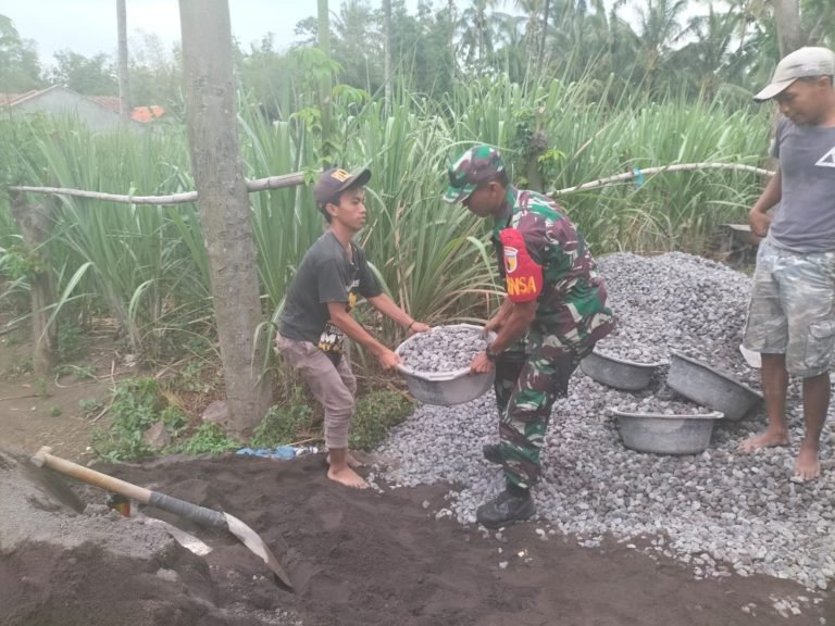 Percepat Pembangunan Desa, Babinsa Wates Wetan Ikut Pengecoran Jalan Rabat Beton