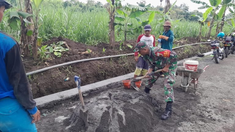 Semangat Kebersamaan, Babinsa dan Warga Desa Buwek Wujudkan Talud Penahan Tanah