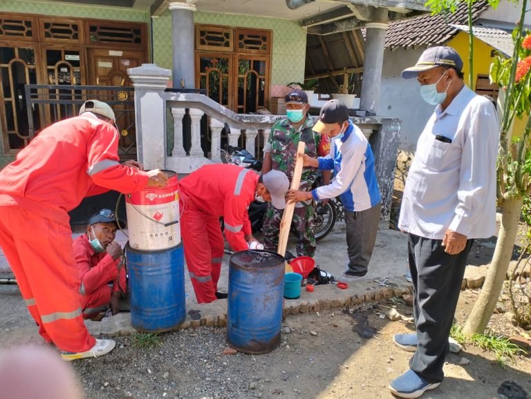 Pendampingan Fogging oleh Babinsa Bades: Komitmen Perangi DBD di Wilayah Binaan