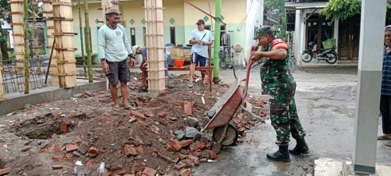 Wujudkan Binter Wilayah, Babinsa Kalipepe Turut Bantu Kerja Bakti Pembangunan Musala