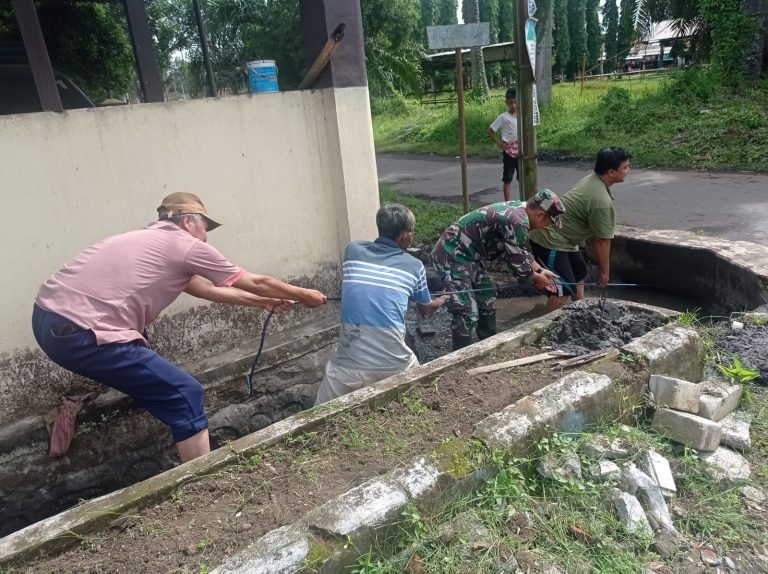 Kebersamaan: Babinsa Kaliboto Lor Bersama Elemen Masyarakat Kerja Bakti Pembersihan Drainase