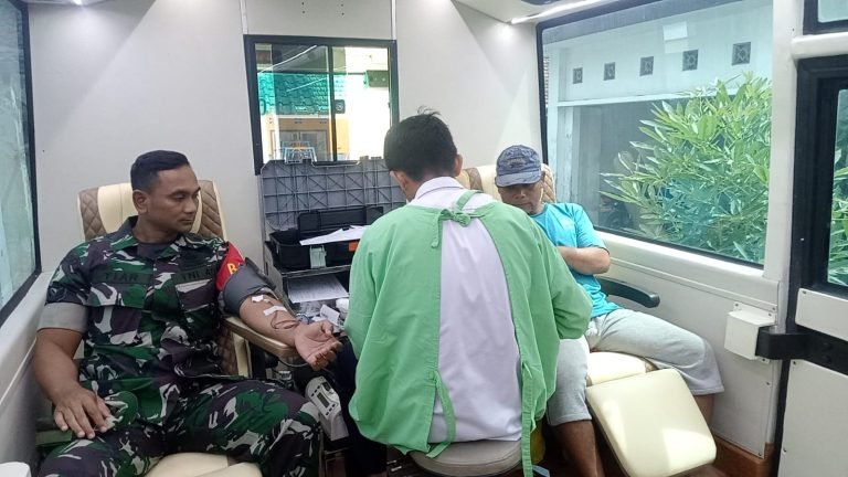 Semangat Solidaritas: Babinsa Sukorejo Bersama Masyarakat Turut Dalam Kegiatan Donor Darah